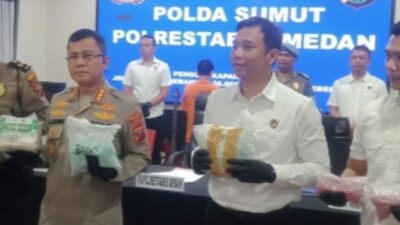 Kapolrestabes Medan, Kombes Pol Teddy JS Marbun didampingi Kasat Narkoba, Kompol Adrian Rizky Lubis menunjukkan bb narkoba.(ist)