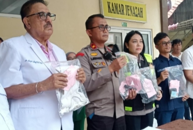 Kapolsek Sunggal Kompol Bambang G Hutabarat menunjukan barang bukti.(ist)