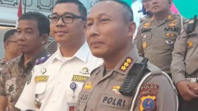 Polisi berikan keterangan.