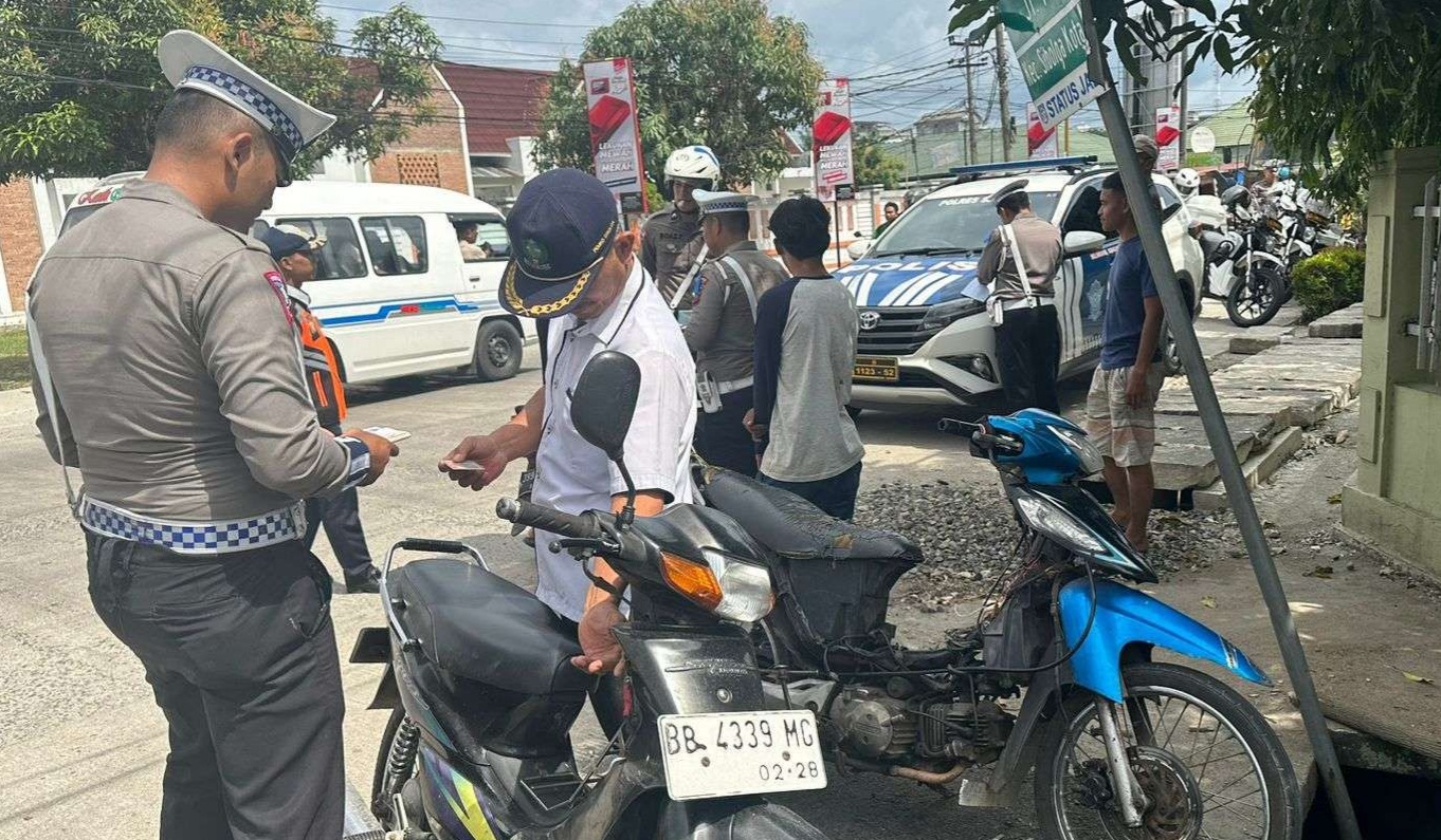 Tak pakai helm.