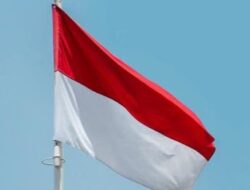 Pemkab Asahan Bagi-bagi Bendera Merah Putih kepada Penguna Jalan