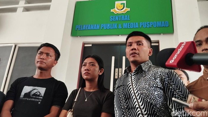 Eva Meliani Pasaribu (22), anak Rico Sempurna Pasaribu, wartawan Tribrata TV yang tewas dibakar didampingi LBH Medan dan Komite Keselamatan Jurnalis melaporkan dugaan keterlibatan anggota TNI berpangkat Koptu dengan inisial HB ke Pusat Polisi Militer Angkatan Darat (Puspomad) pada Jumat (12/7/2024), di Jakarta.(detik.com)