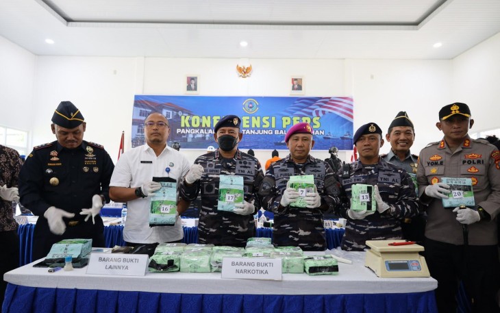 Tim F1QR pangkalan TNI Angkatan Laut (Lanal) Tanjungbalai Asahan menangkap tiga tersangka sindikat narkoba.