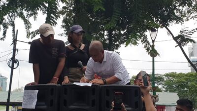 Ketua DPRD Sumut Janji Kawal Putusan MK saat Temu Pendemo