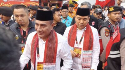 Calon Gubernur Sumut, Edy Rahmayadi, dan calon Wakil Gubernur Sumut, Hasan Basri Sagala saat mendaftarkan diri ke KPU Sumut.(Foto: Kompas.com)