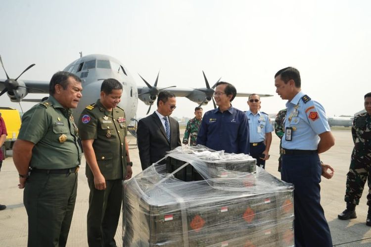 Indonesia, dalam hal ini Kementerian Pertahanan RI, mengibahkan senjata dan amunisi untuk Komando Pasukan Khusus Tentara Royal Kamboja atau Angkatan Bersenjata Kerajaan Kamboja (RCAF). Senjata dan amunisi yang diproduksi PT Pindad itu diberangkatkan dari Pangkalan TNI Angkatan Udara (Lanud) Halim Perdanakusuma, Jakarta Timur, Kamis (29/8/2024), menggunakan pesawat C-130J Super Hercules dari Skadron Udara 31 Lanud Halim.(Dok. Kemenhan RI)