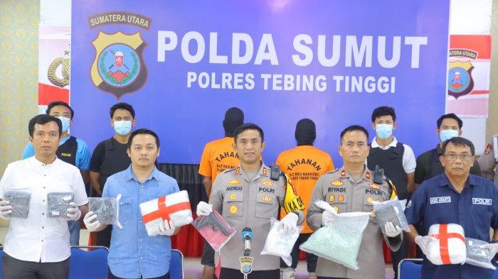 Kapolres Tebing Tinggi, AKBP Andreas Tampubolon didampingi Kasat Res Narkoba, AKP Wisnugraha Paramaartha (2 kiri) perlihatkan barang bukti.(ist)