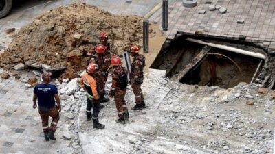 Lubang raksasa atau sinkhole yang mendadak muncul di Kuala Lumpur, Malaysia menimbulkan kehebohan. Seorang wisatawan asal India dilaporkan hilang 'ditelan' lubang tersebut.(straitstimes)