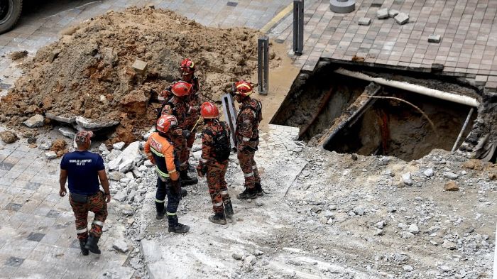 Lubang raksasa atau sinkhole yang mendadak muncul di Kuala Lumpur, Malaysia menimbulkan kehebohan. Seorang wisatawan asal India dilaporkan hilang 'ditelan' lubang tersebut.(straitstimes)