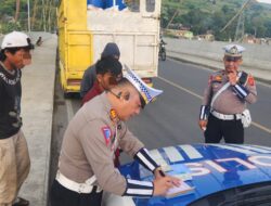 Parkir di Jembatan Tano Ponggol, Tiga Sopir Truk Ditilang