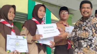 Kepala MAN 1 Langkat Sugiono poto bersama tiga siswa/siswi MAN 1 Langkat berprestasi.(ist)