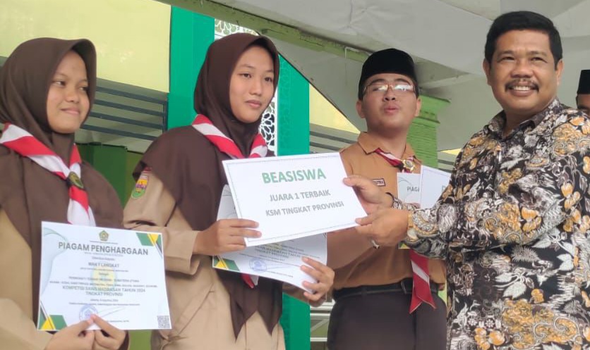 Kepala MAN 1 Langkat Sugiono poto bersama tiga siswa/siswi MAN 1 Langkat berprestasi.(ist)