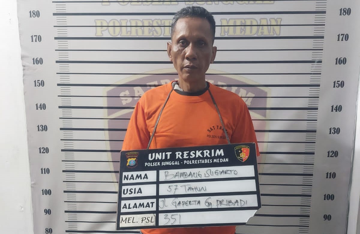 Bambang Sugiarto (57), juru parkir yang nyaris menikam pegawai kejaksaan setelah ditangkap Polsek Sunggal.