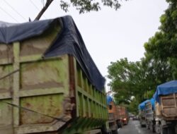 Truk Material Pembangunan Sport Centre Diduga Buat Jalan Macet dan Licin