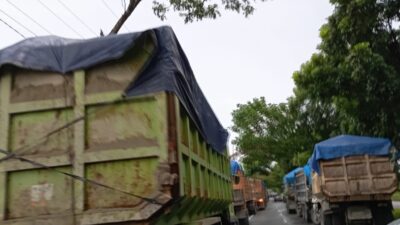 Truk proyek buat macet.(ist)