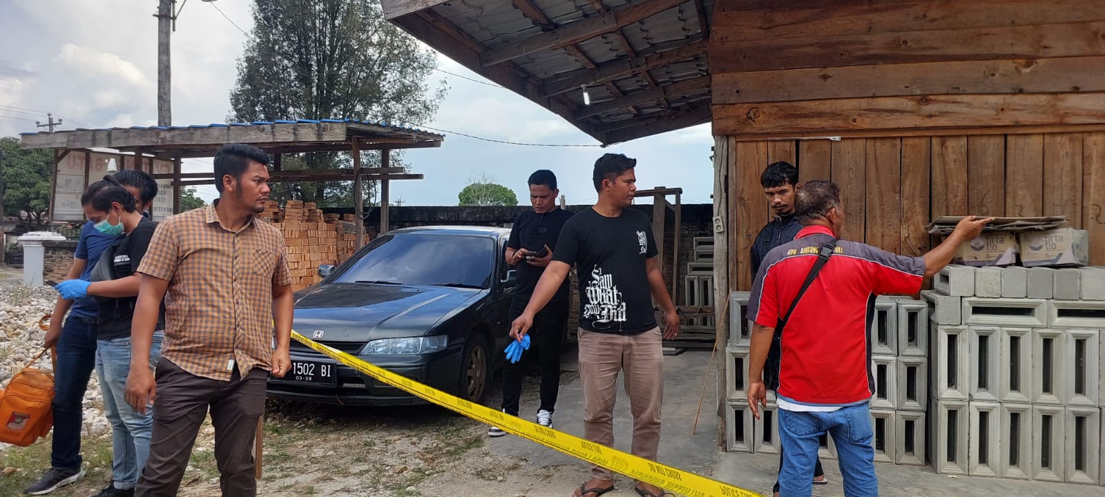 Penyidik Sat Reskrim Polres Toba saat melakukan olah tempat kejadian perkara (TKP) kematian pengusaha material bernama Wesly Sitorus (57). Kematian korban diduga tidak wajar karena ada bekas jeratan di leher.