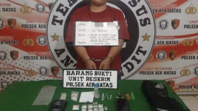 Petugas Unit Reskrim Polsek Aek Natas meringkus AN (44), pengedar sabu di perkebunan sawit, yang ada di Dusun IV, Desa Simonis, Kecamatan Aek Natas, Kabupaten Labuhanbatu Utara.