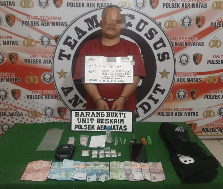 Petugas Unit Reskrim Polsek Aek Natas meringkus AN (44), pengedar sabu di perkebunan sawit, yang ada di Dusun IV, Desa Simonis, Kecamatan Aek Natas, Kabupaten Labuhanbatu Utara.