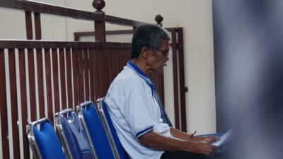 Sorbatua Siallagan, Ketua Komunitas Adat Ompu Umbak Siallagan Dolok Parmonangan saat menjalani sidang di PN Simalungun. Ia dijatuhi hukuman dua tahun penjara atas tuduhan pengerusakan lahan.