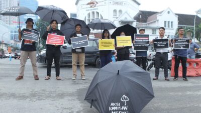 KKJ Sumut bersama sejumlah aktivis di Kota Medan saat menggelar Aksi Kamisan menuntut Pomdam I/BB menetapkan Koptu HB sebagai tersangka dalam kasus dugaan pembunuhan berencana Rico Sempurna Pasaribu, wartawan Tribrata TV beserta keluarganya, Kamis (15/8/2024). Aksi dilakukan di titik nol Kota Medan.