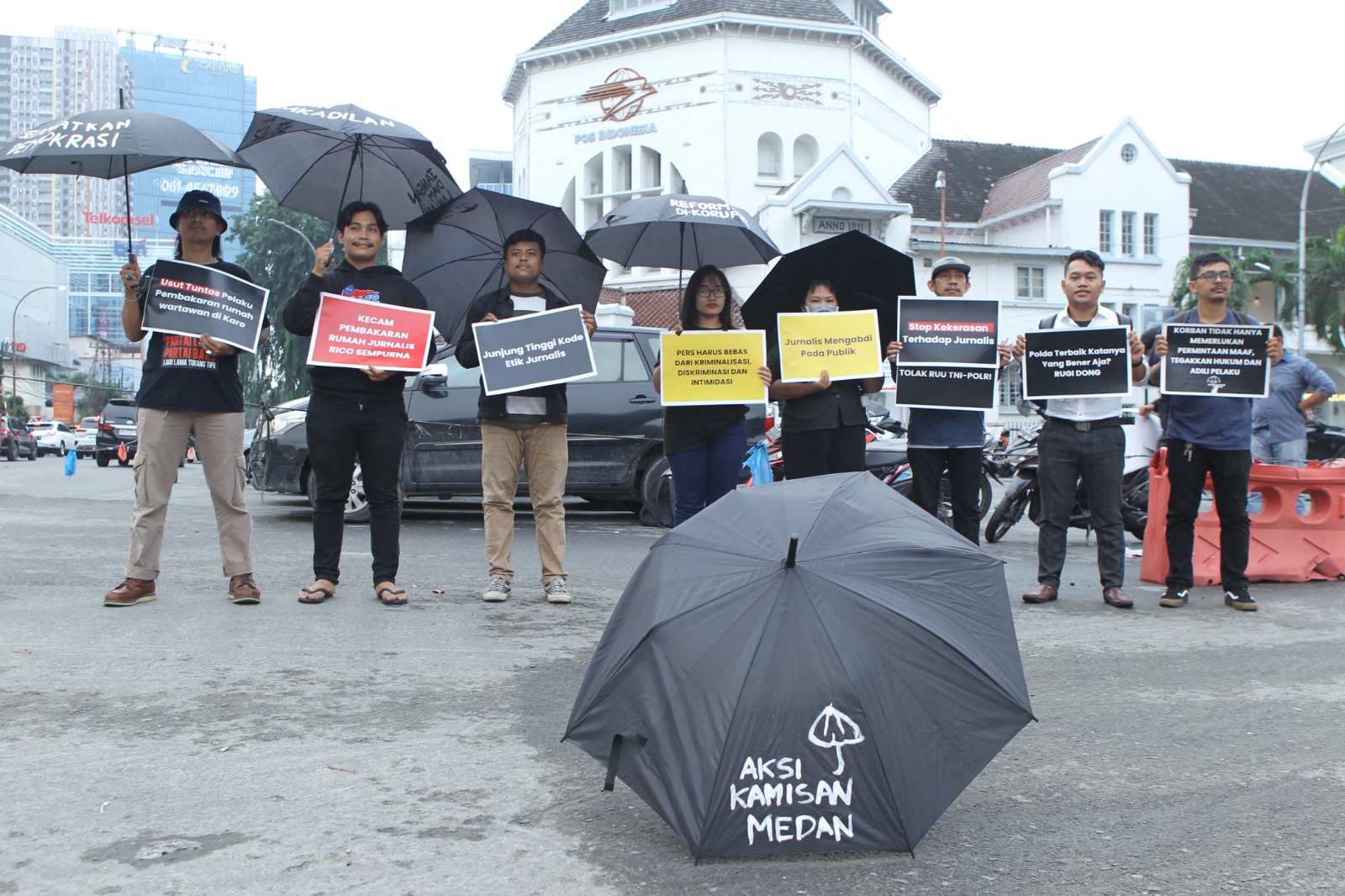 KKJ Sumut bersama sejumlah aktivis di Kota Medan saat menggelar Aksi Kamisan menuntut Pomdam I/BB menetapkan Koptu HB sebagai tersangka dalam kasus dugaan pembunuhan berencana Rico Sempurna Pasaribu, wartawan Tribrata TV beserta keluarganya, Kamis (15/8/2024). Aksi dilakukan di titik nol Kota Medan.