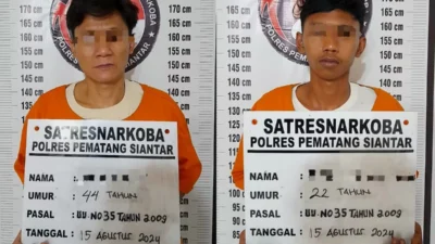 Petugas Sat Res Narkoba Polres Siantar meringkus dua terduga pengedar sabu JR ddan DWS.