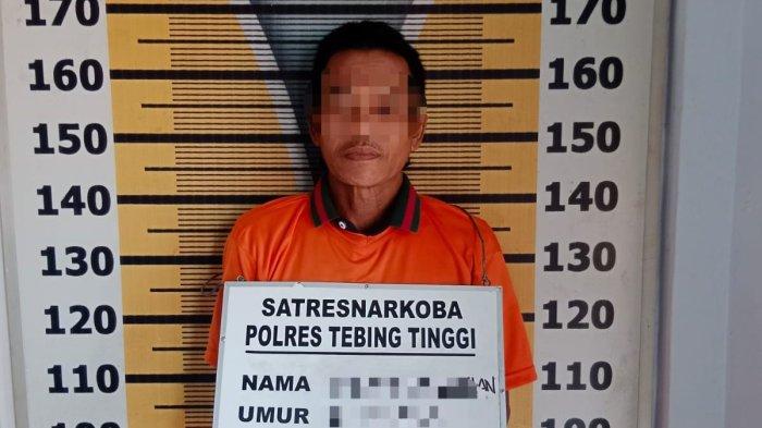 Terduga pengedar narkoba berinisial NR (52) panik saat mobil yang ia kemudikan diadang petugas Sat Res Narkoba Polres Tebingtinggi, Jumat (16/8/2024) kemarin.