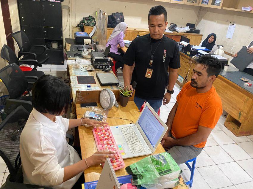 Penyidik Sat Res Narkoba Polrestabes Medan menembak kaki kurir narkoba berinisial FS (41) yang membawa 2 Kg sabu.