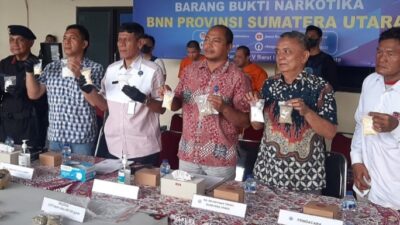 Kepala BNNP Sumut, Brigjen Pol Toga H Panjaitan tunjukkan barang bukti narkoba.(ist)