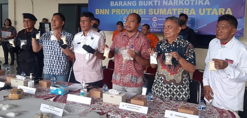 Kepala BNNP Sumut, Brigjen Pol Toga H Panjaitan tunjukkan barang bukti narkoba.(ist)