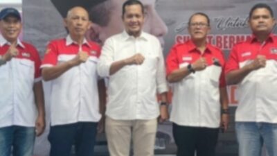 Gubernur DPW LIRA Sumut, H Rizaldi Mavi (2 kanan) dan pengurus poto bersama Tim Pemenangan Edy Rahmayadi (ist)