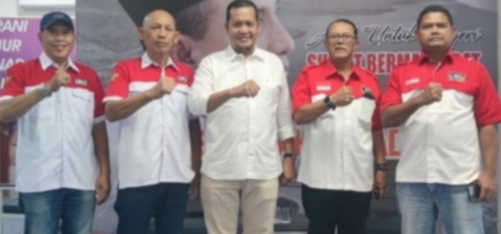 Gubernur DPW LIRA Sumut, H Rizaldi Mavi (2 kanan) dan pengurus poto bersama Tim Pemenangan Edy Rahmayadi (ist)