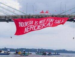 Aktivis Lingkungan Bentang Spanduk ‘Indonesia Not For Sale’ Saat HUT RI ke 79 di IKN