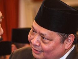 Canda Airlangga Hartarto : Jangankan Kursi, Mik Juga Direbut