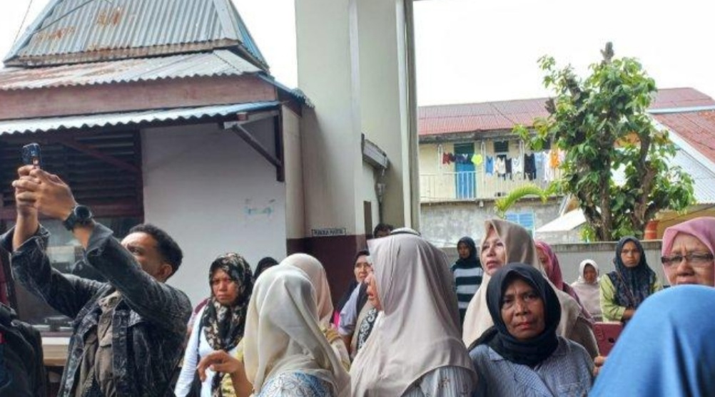 Keluarga mantan Gubernur Malut di luar areal sidang.(ist)