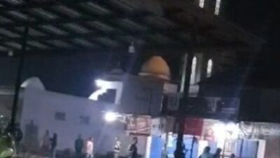 Warga berkumpul di luar masjid.(ist)