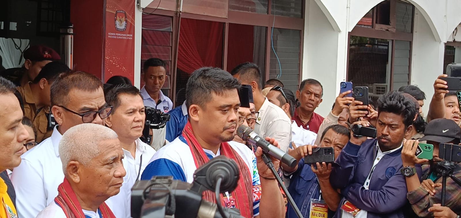 Bobby Nasution, mantu Presiden RI Joko Widodo dan Surya resmi mendaftar ke KPU Sumut sebagai calon Gubernur dan Wakil Gubernur Sumut.