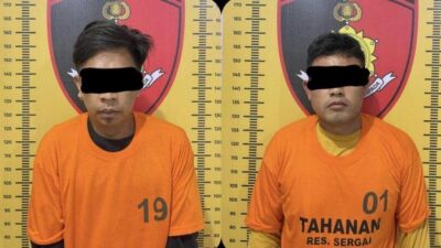 I alias Munek (28) dan U (29), dua dari tiga pelaku yang menganiata anggota Polres Sergai, Bripka BD setelah diamankan polisi.