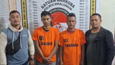 Petugas Unit Reskrim Polsek Serbelawan menangkap dua tersangka sindikat pengedar sabu, Mahdian Arif alias Borang (34) dan Ade Kurniawan alias Wawan (24).