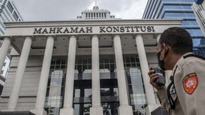 Seorang petugas sedang memantau keadaan gedung MK (Foto: Antara)