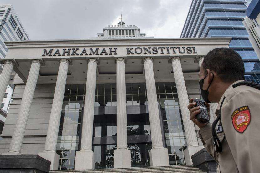 Seorang petugas sedang memantau keadaan gedung MK (Foto: Antara)