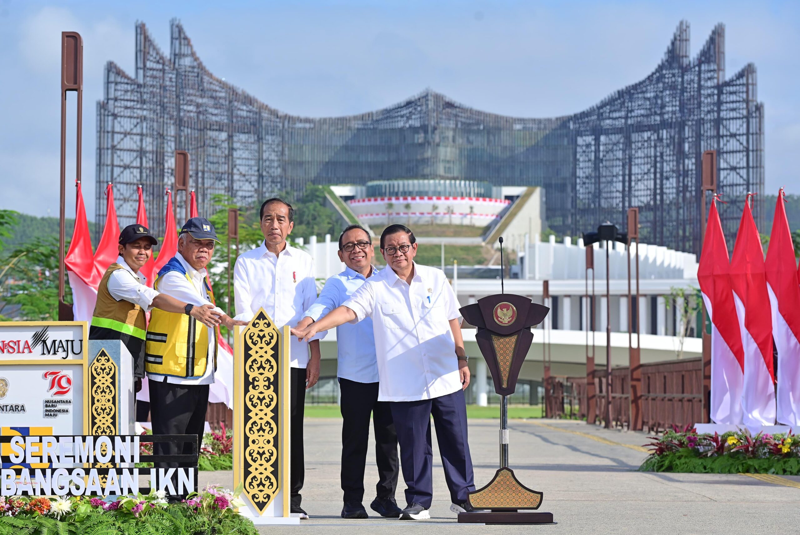 Presiden Joko Widodo meresmikan Plaza Seremoni Sumbu Kebangsaan di Ibu Kota Nusantara (IKN), Kabupaten Penajam Paser Utara, Provinsi Kalimantan Timur, pada Rabu pagi, 14 Agustus 2024.