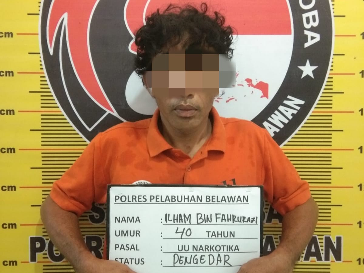 Ilham (40), pengedar sabu yang biasa menjual narkoba di Jalan Bhakti Abri, Kelurahan Besar, Kecamatan Medan Labuhan, Kota Medan sempat berusaha melarikan diri saat digerebek polisi.