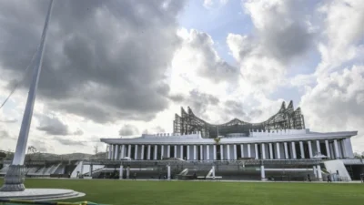 Suasana lapangan upacara yang akan digunakan pada HUT RI di kawasan Istana Kepresidenan IKN, Penajam Paser Utara, Kalimantan Timur, Sabtu (27/7/2024). [ANTARA FOTO/Hafidz Mubarak A].