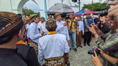 Prosesi Ngungelaken Gangsa (membunyikan untuk pertama kali gamelan) Sekaten di Masjid Agung Surakarta ricuh, Senin (9/9/2024) siang.(CNN Indonesia)