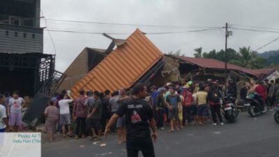 Satu unit truk kontainer menabrak dan menimpa tiga unit rumah beserta toko di Desa Bandar Baru, Kecamatan Sibolangit, Kabupaten Deliserdang, Kamis (26/9/2024) siang.