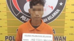 Ridho Wahyudin (22), pengedar sabu di Jalan Kayu Putih, Kelurahan Mabar, Kecamatan Medan Deli, Kota Medan tak sadar diintai polisi.