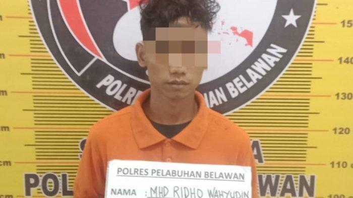 Ridho Wahyudin (22), pengedar sabu di Jalan Kayu Putih, Kelurahan Mabar, Kecamatan Medan Deli, Kota Medan tak sadar diintai polisi.