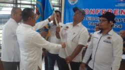 Ketua PWI Sumut H Farianda Putra Sinik SE (kiri) menyerahkan bendera pataka PWI kepada ketua terpilih.(Ist)