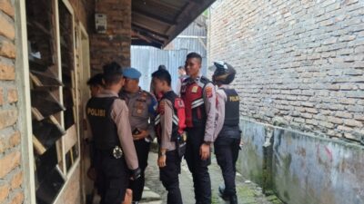 Polisi depan rumah warga.(ist)